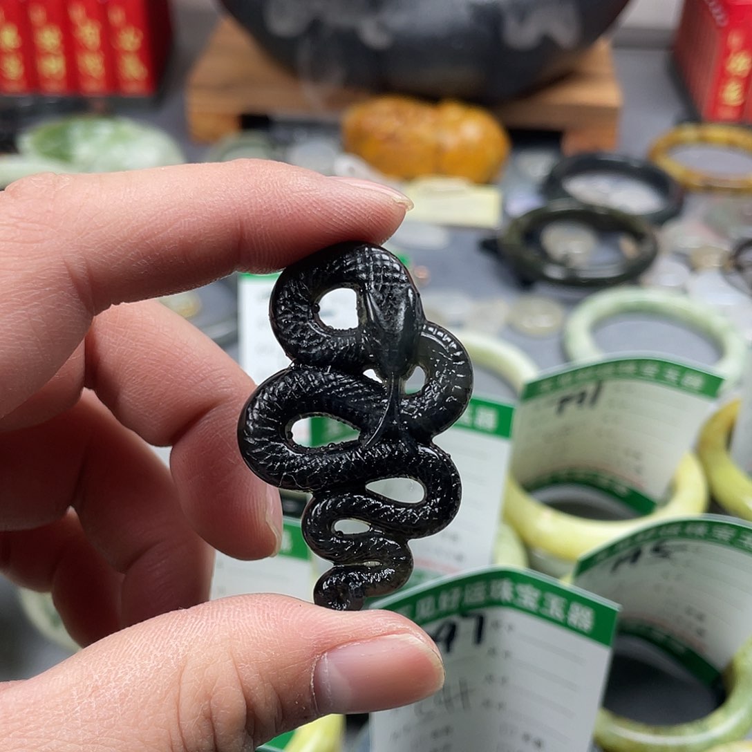 蛇纹石玉手镯未镶嵌