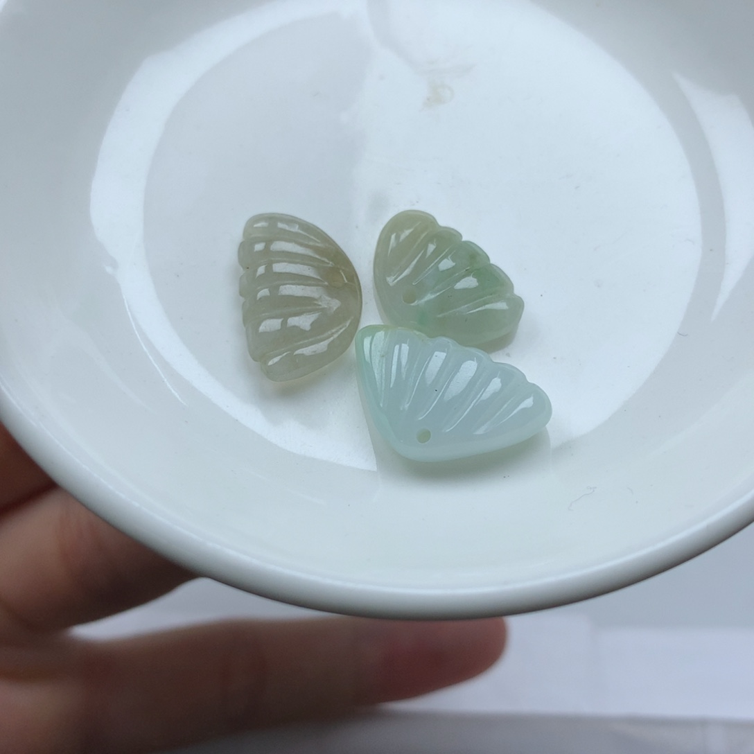 翡翠颈饰未镶嵌福贝。3颗 