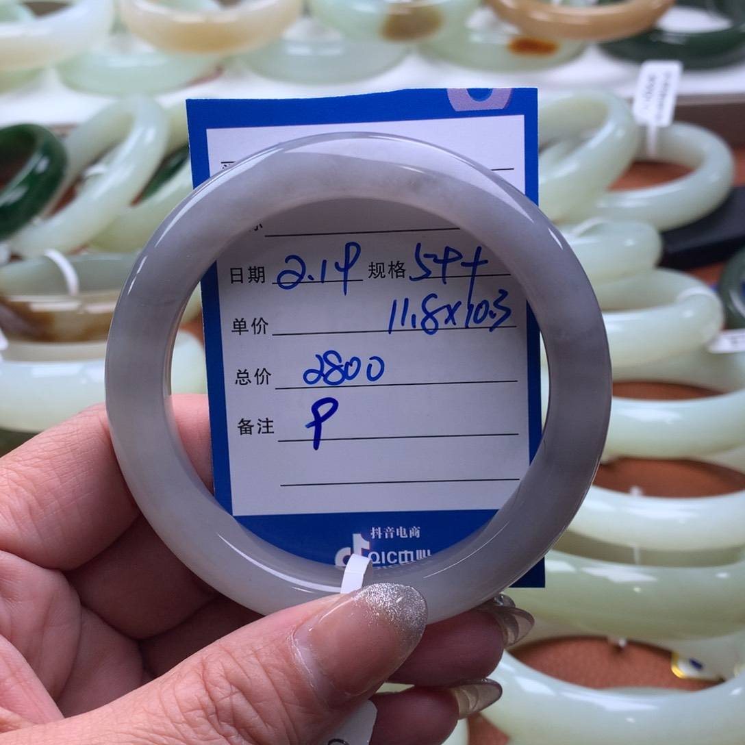 和田玉手镯未镶嵌服***姐