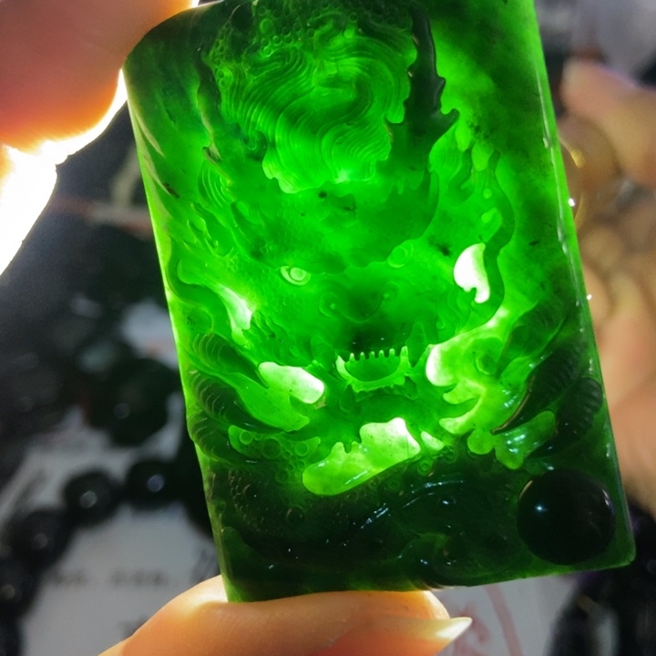 翡翠未镶嵌颈饰墨翠龙