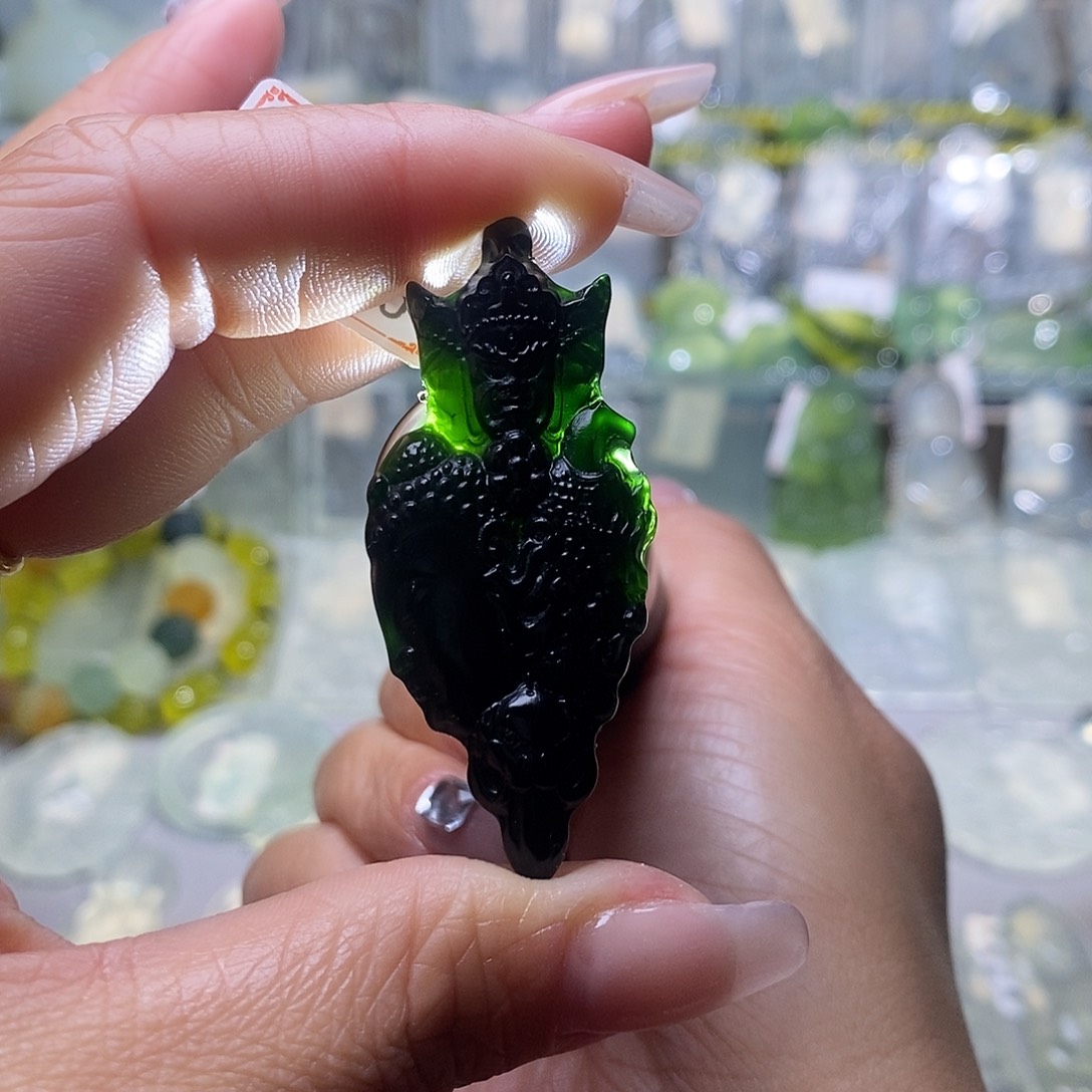 蛇纹石玉颈饰未镶嵌