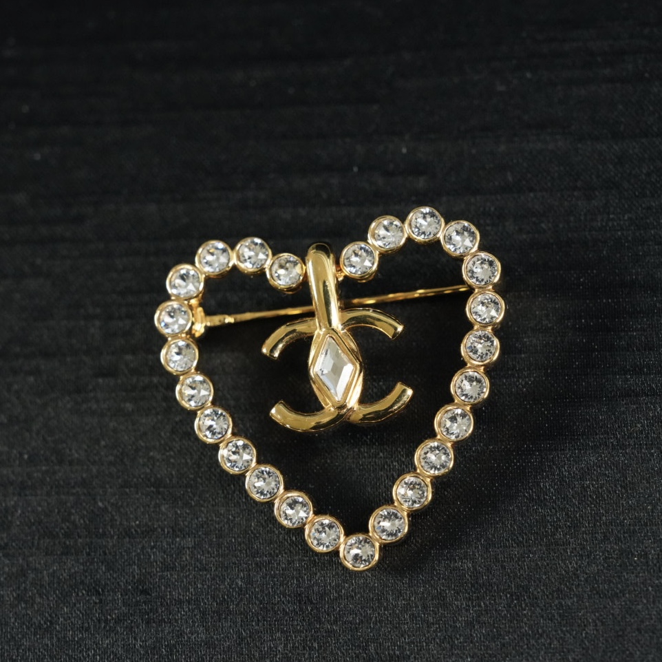 Chanel 闪钻爱心双C胸针 无折回