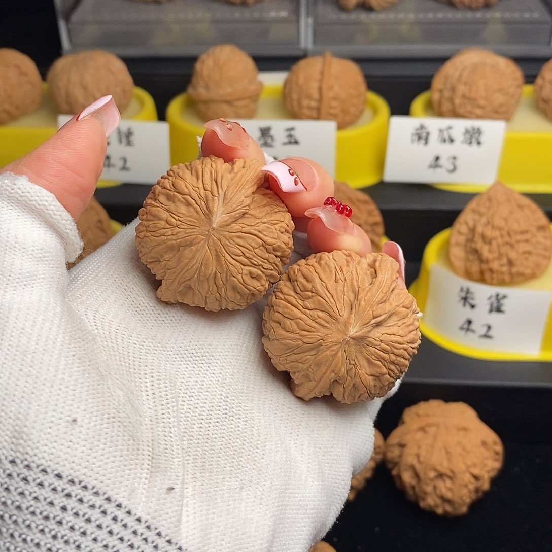 文玩核桃吊坠绣球