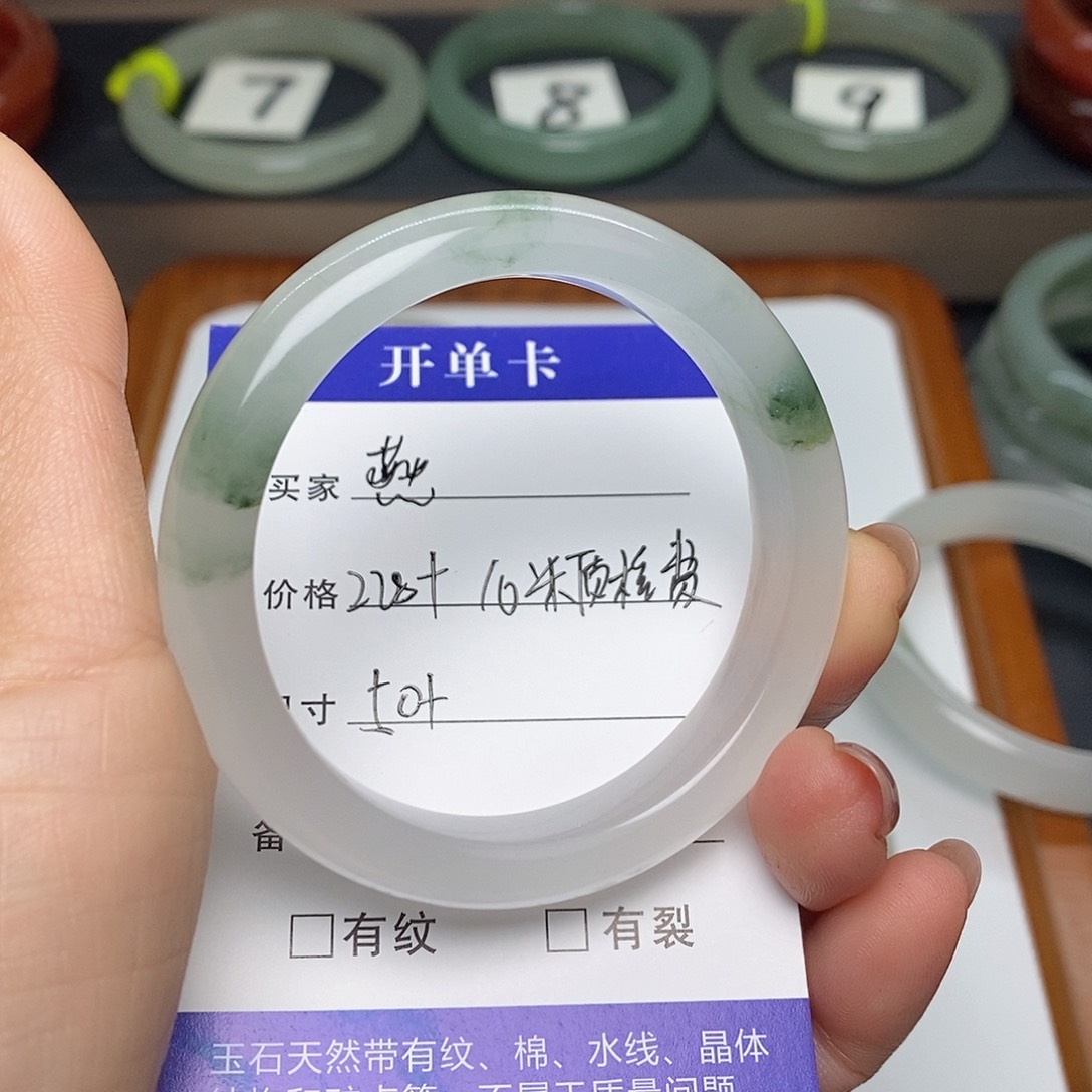 燕***子石英质玉未镶嵌手镯