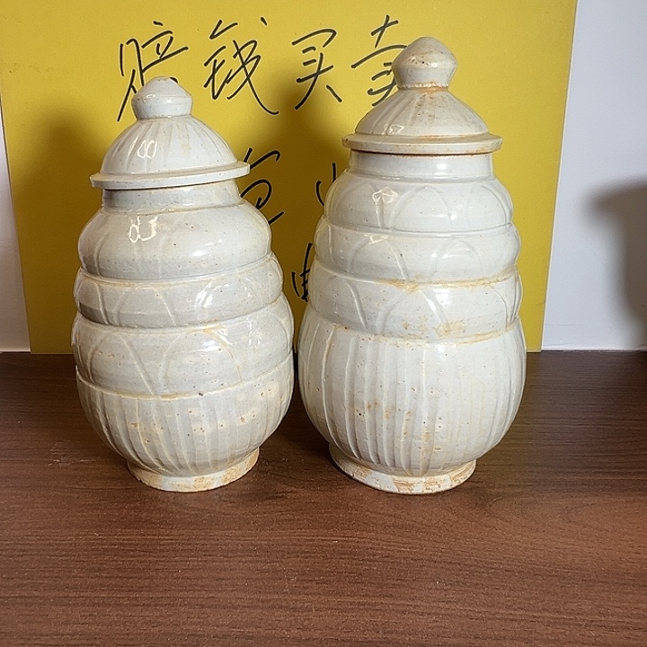 建宁窑旋纹瓶一对