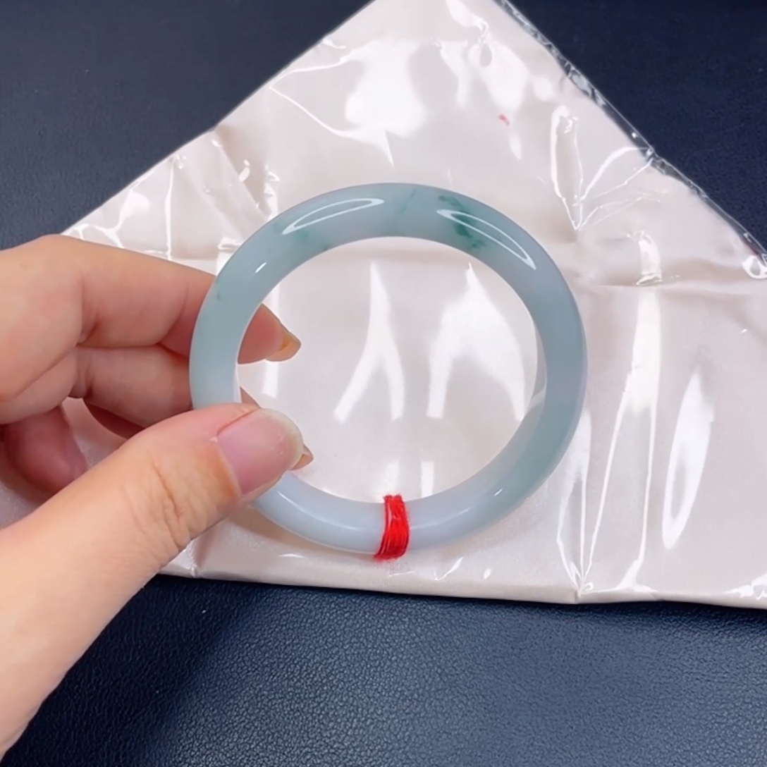 翡翠未镶嵌手镯牛奶底飘花