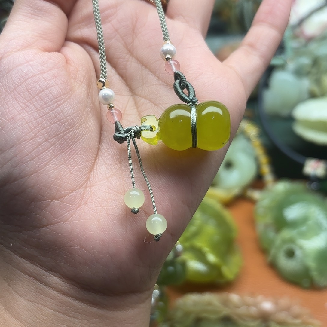 蛇纹石玉未镶嵌吊坠