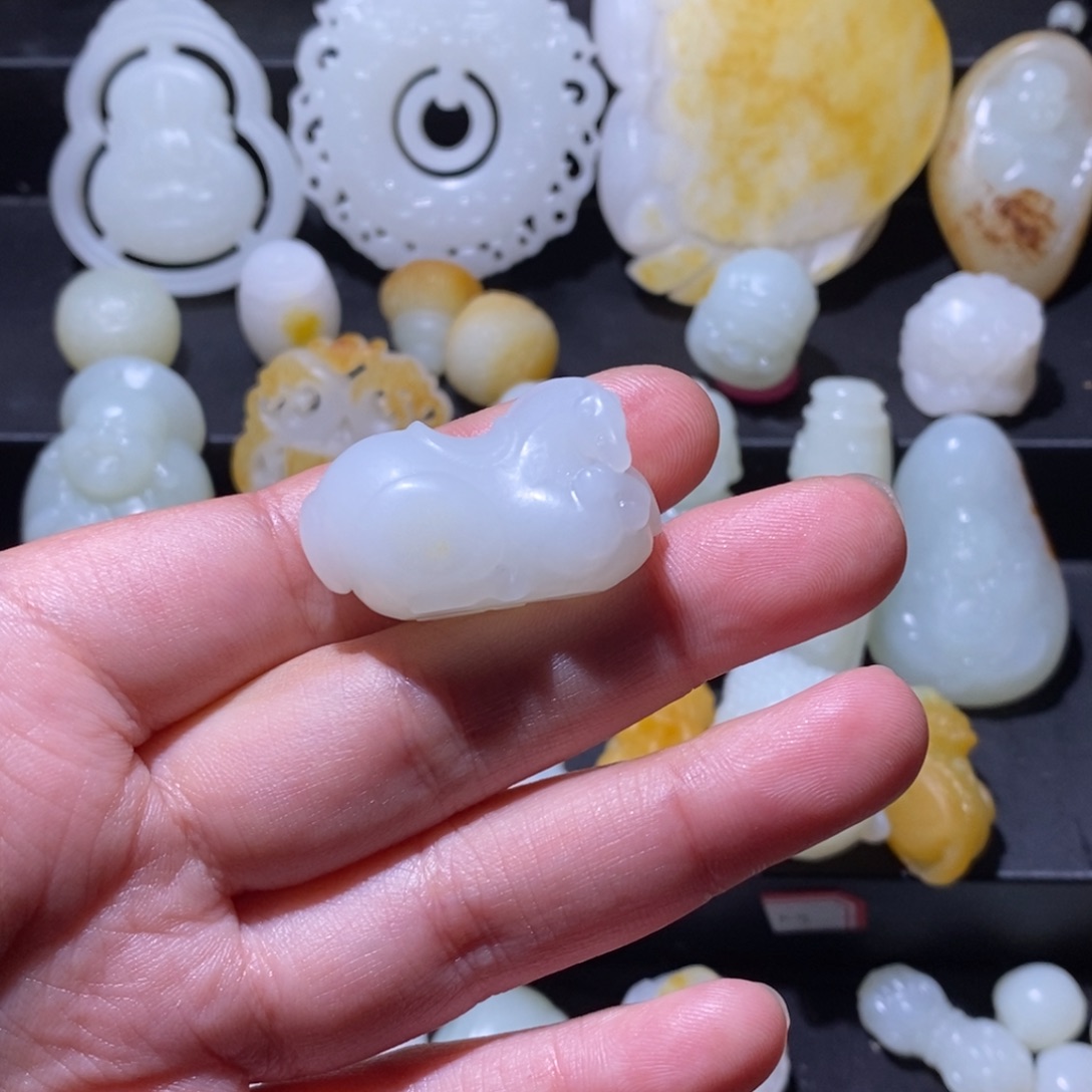 云***香和田玉未镶嵌颈饰