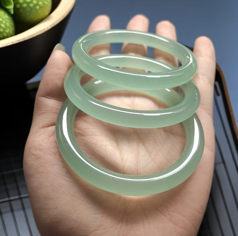 保真东陵玉湖水绿圆条手镯多样性发一