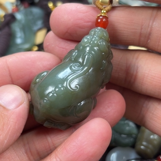 和田玉未镶嵌吊坠