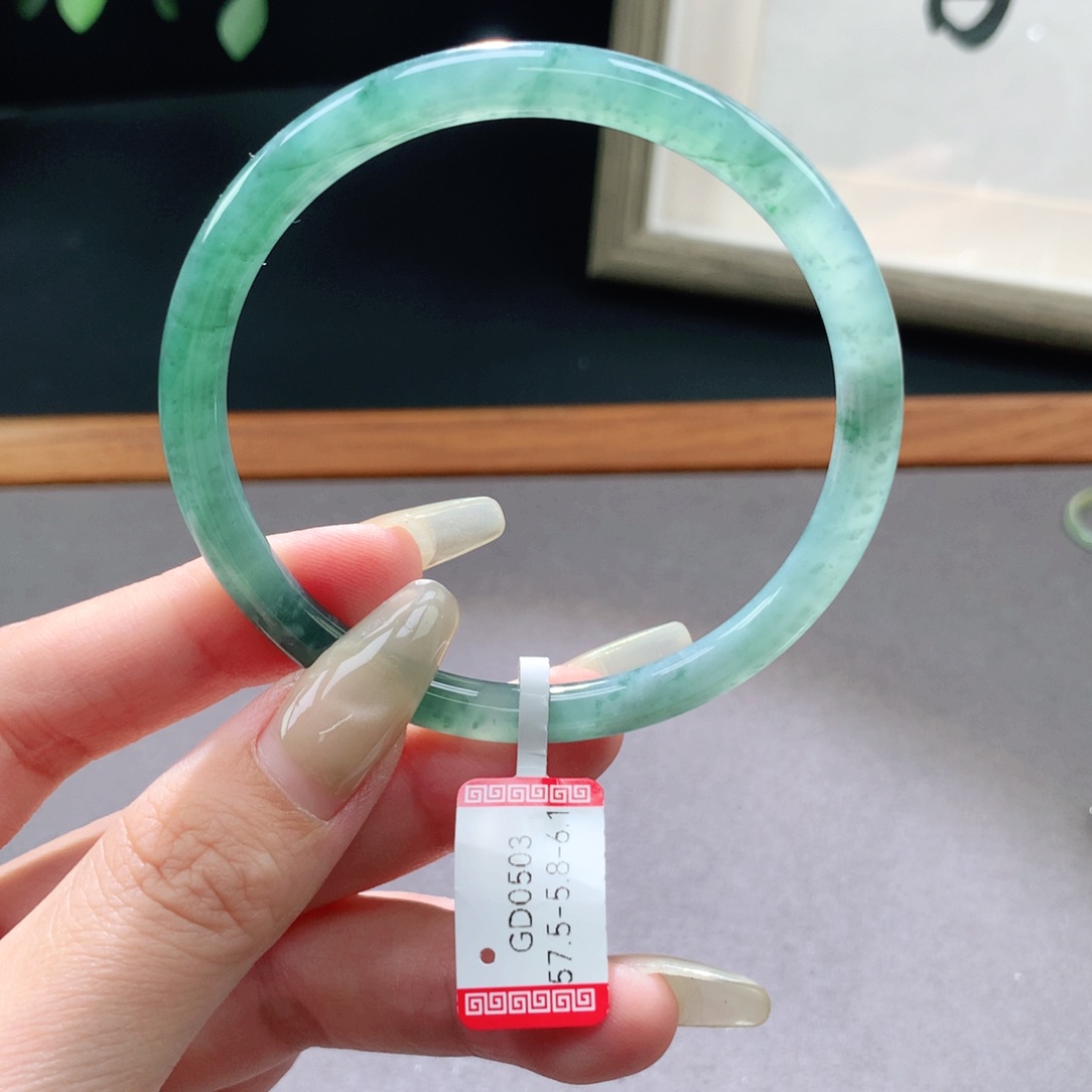 翡翠手镯未镶嵌天然翡翠手镯