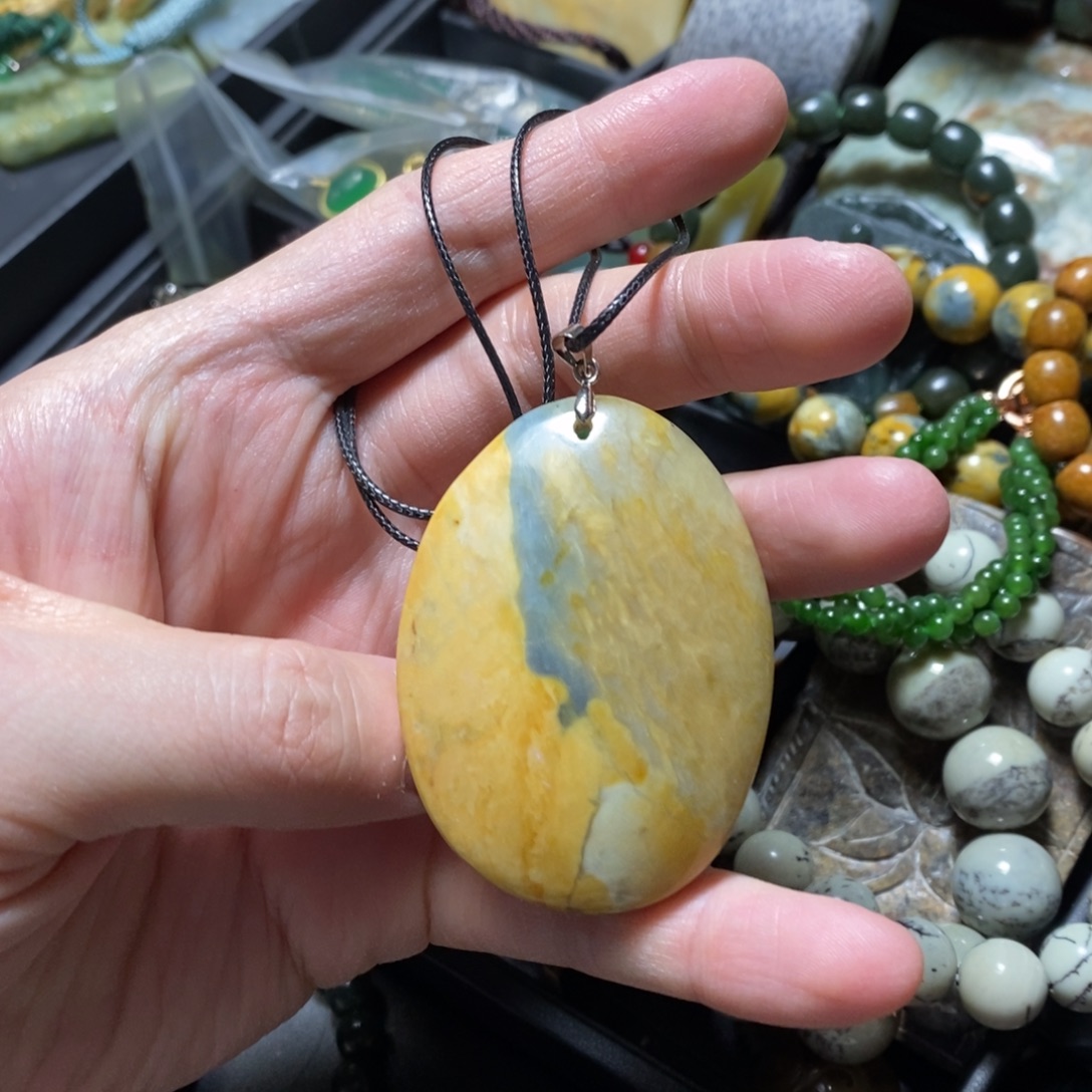 蛇纹石玉未镶嵌颈饰