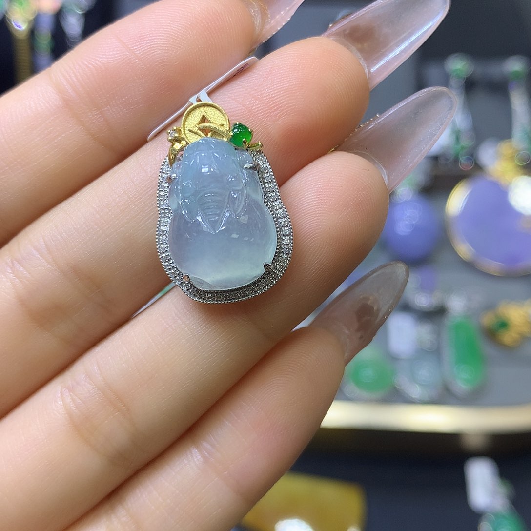 翡翠18K金镶嵌颈饰翡翠