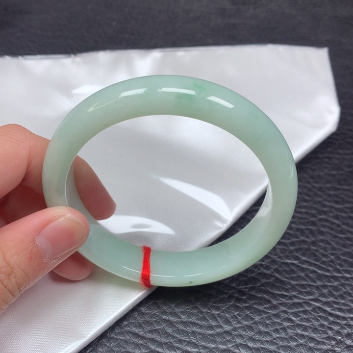 翡翠手镯未镶嵌。