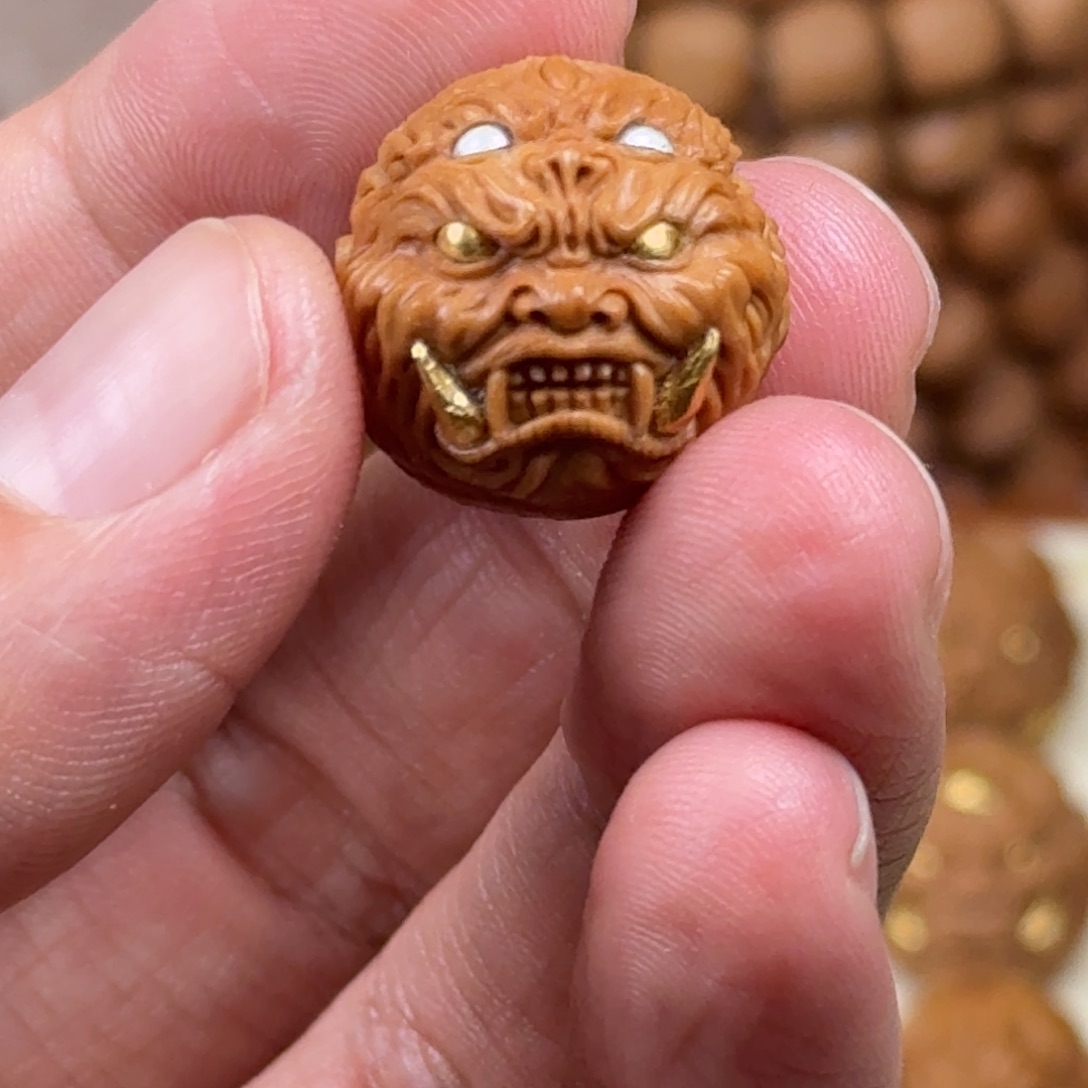 虎****猴头核桃吊坠镶嵌六目獠牙恶僧