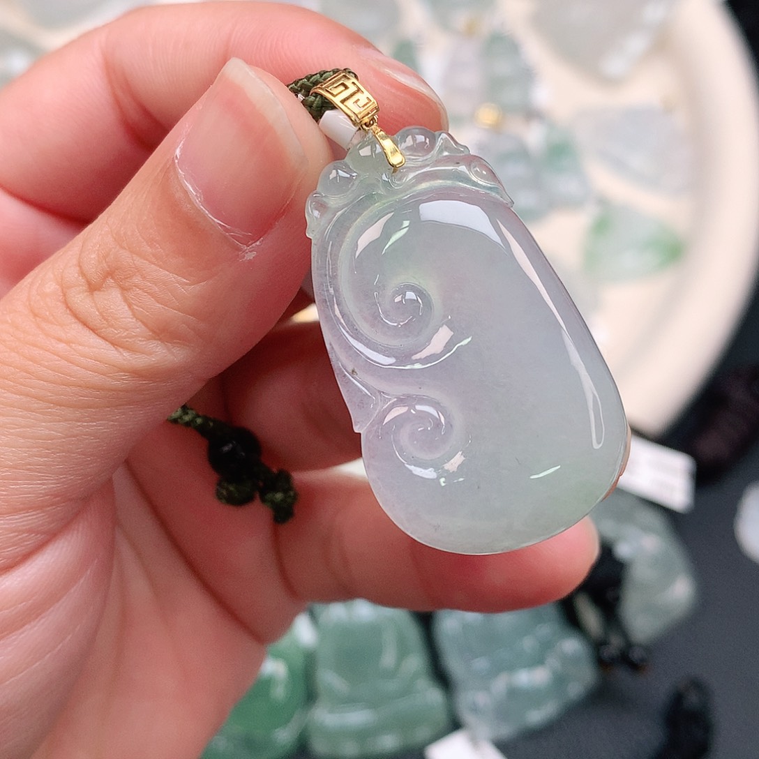 翡翠颈饰18K金镶嵌冰胶飘绿如意