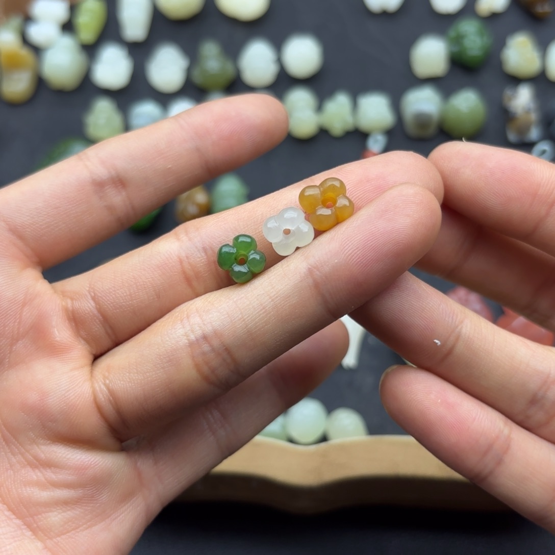 冬***哥和田玉未镶嵌颈饰