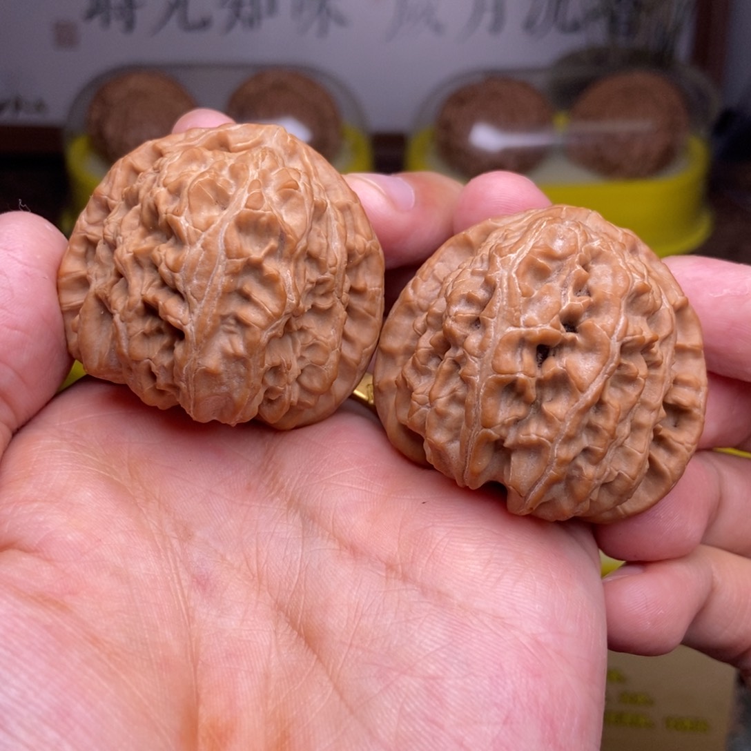 文玩核桃吊坠全品43尺三角白红皮山地展台品