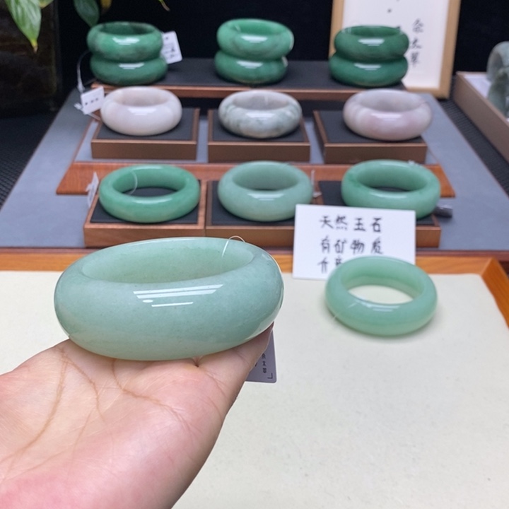 苹***芳石英质玉未镶嵌手镯