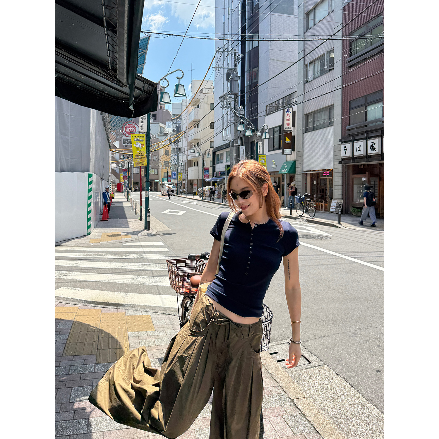 LelyMooch/夏日复古雅痞铆钉天丝棉两色圆领短袖T恤上衣女