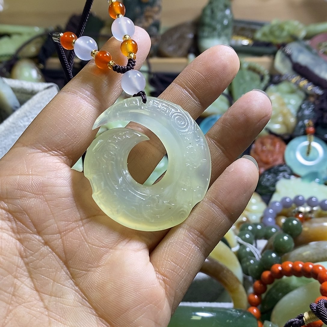 岫玉未镶嵌颈饰一个