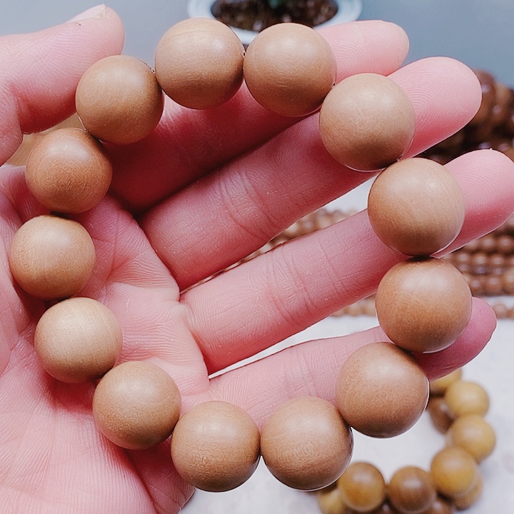 檀香木无事牌1.8瑕疵珠子可以接受下单，给你种草给你去感受，