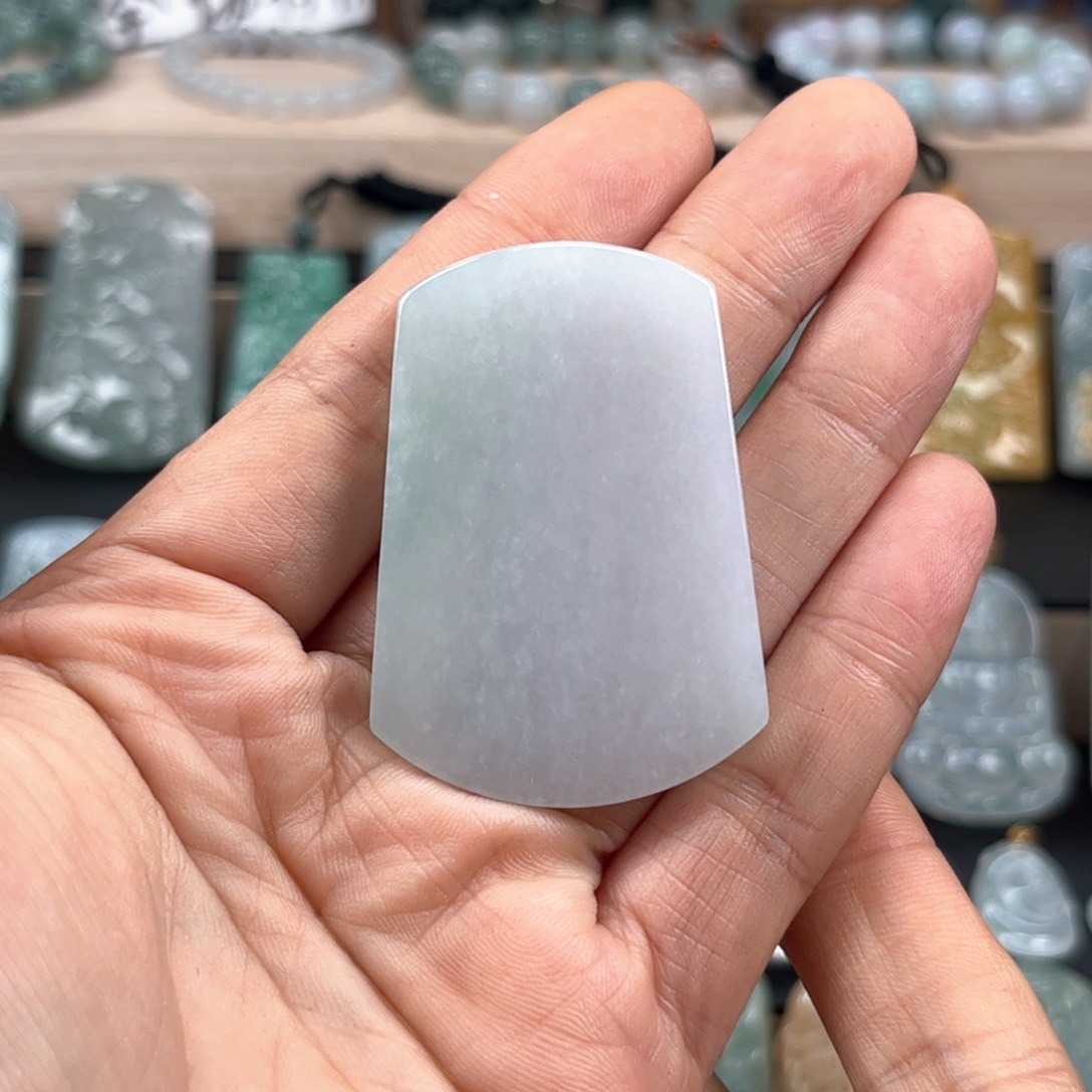 翡翠颈饰未镶嵌无事牌