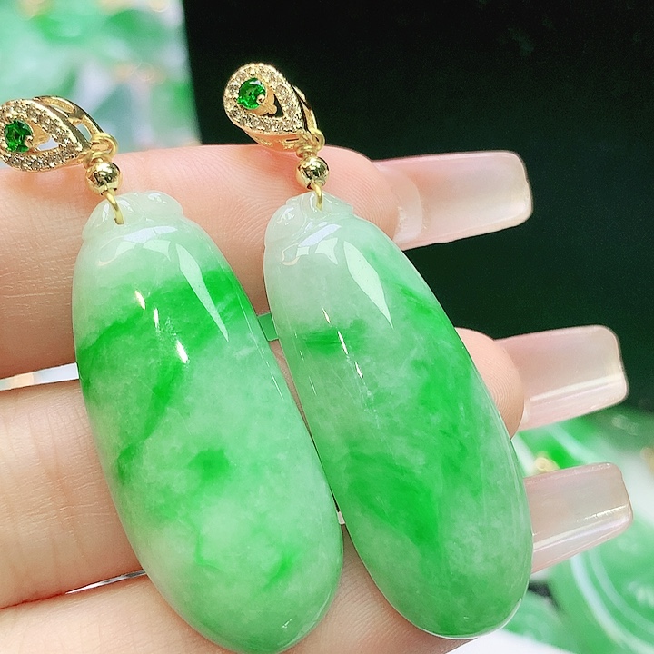 翡翠未镶嵌颈饰多样性发其一