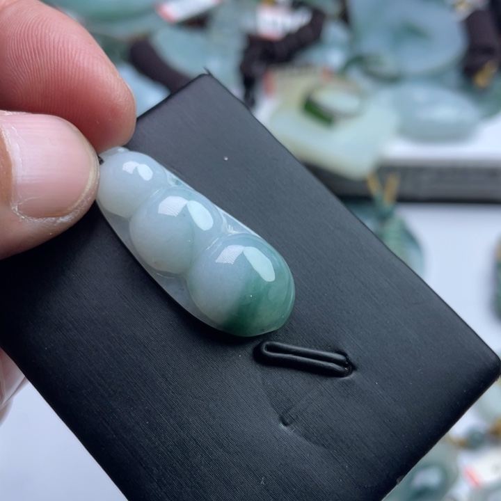 翡翠未镶嵌颈饰挂件