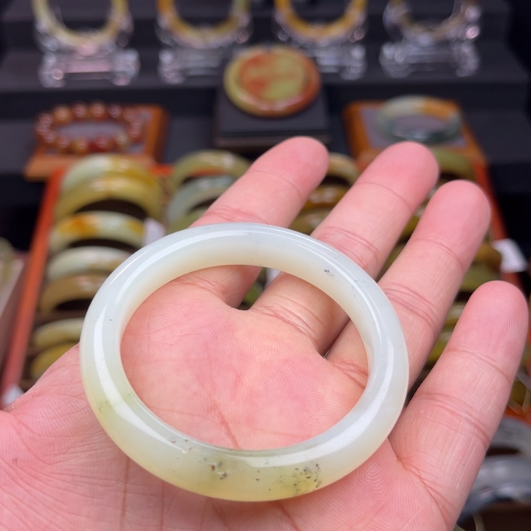 岫玉手镯未镶嵌岫玉