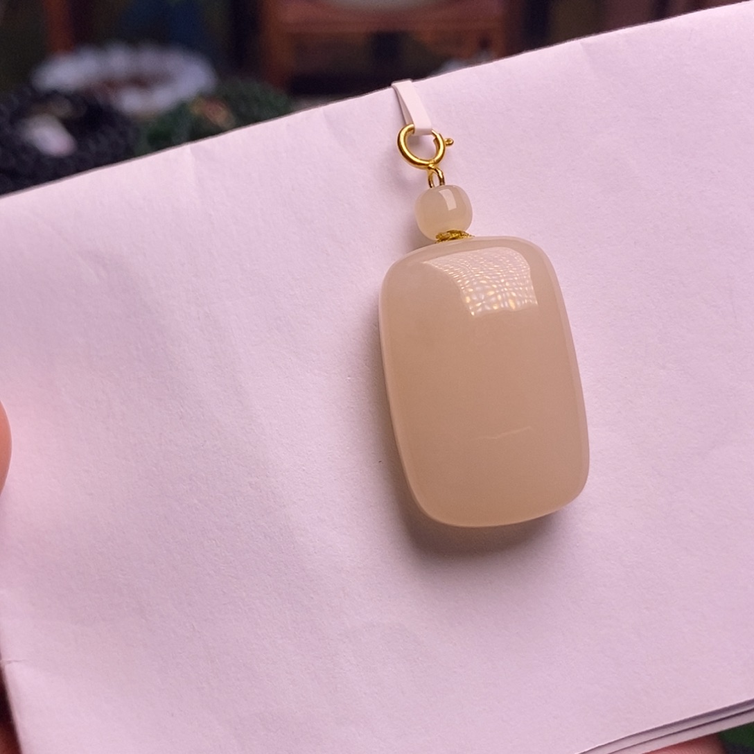 和田玉未镶嵌颈饰藕粉浓粉无事牌