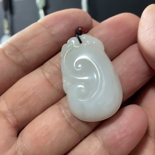 翡翠未镶嵌颈饰大如意