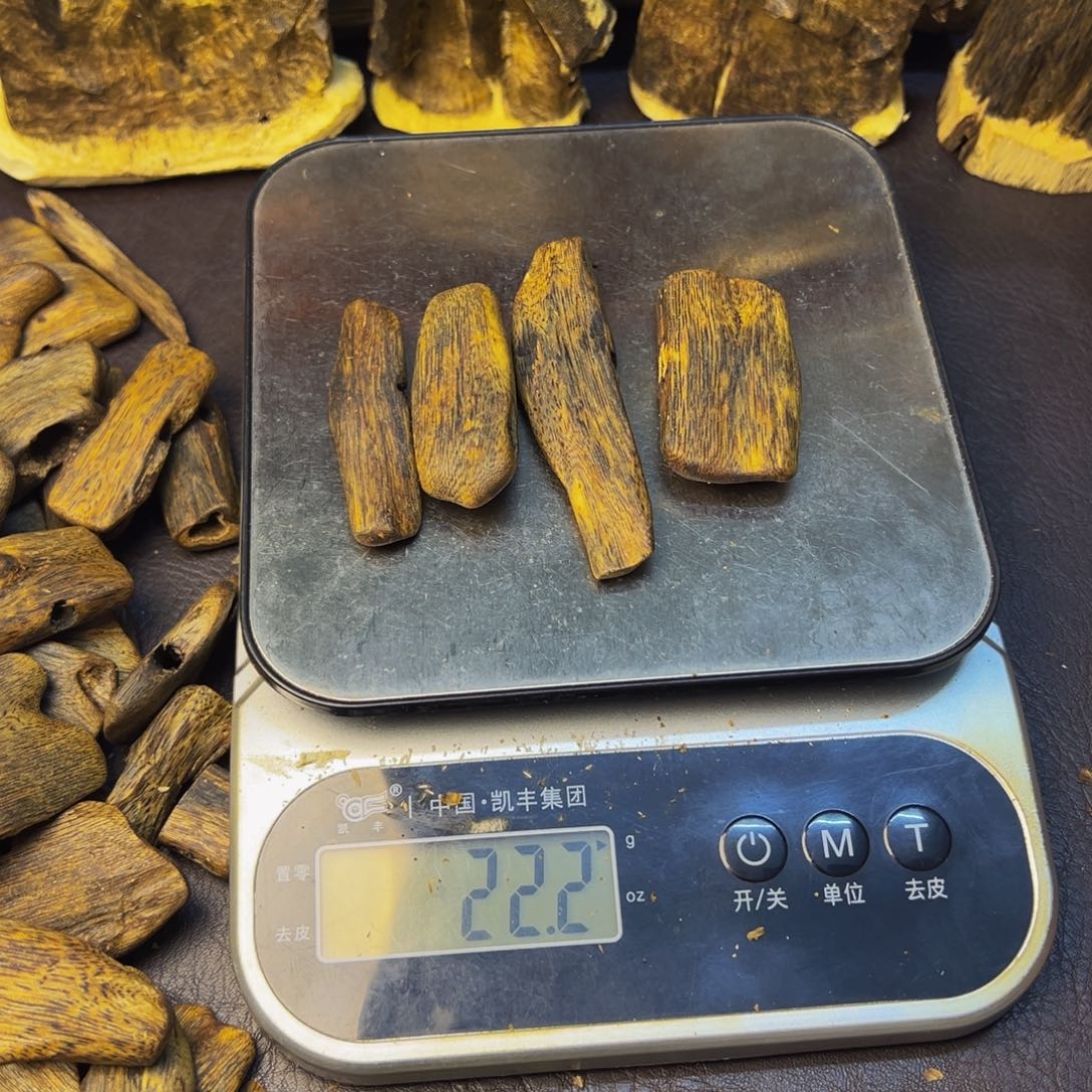 嗯***’沉香沉香碎屑蓝宝石