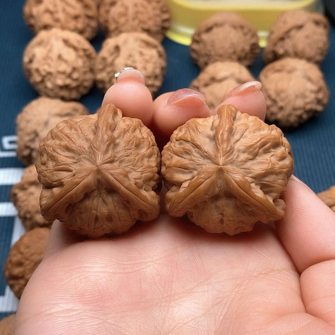 文玩核桃吊坠木**才雪狮