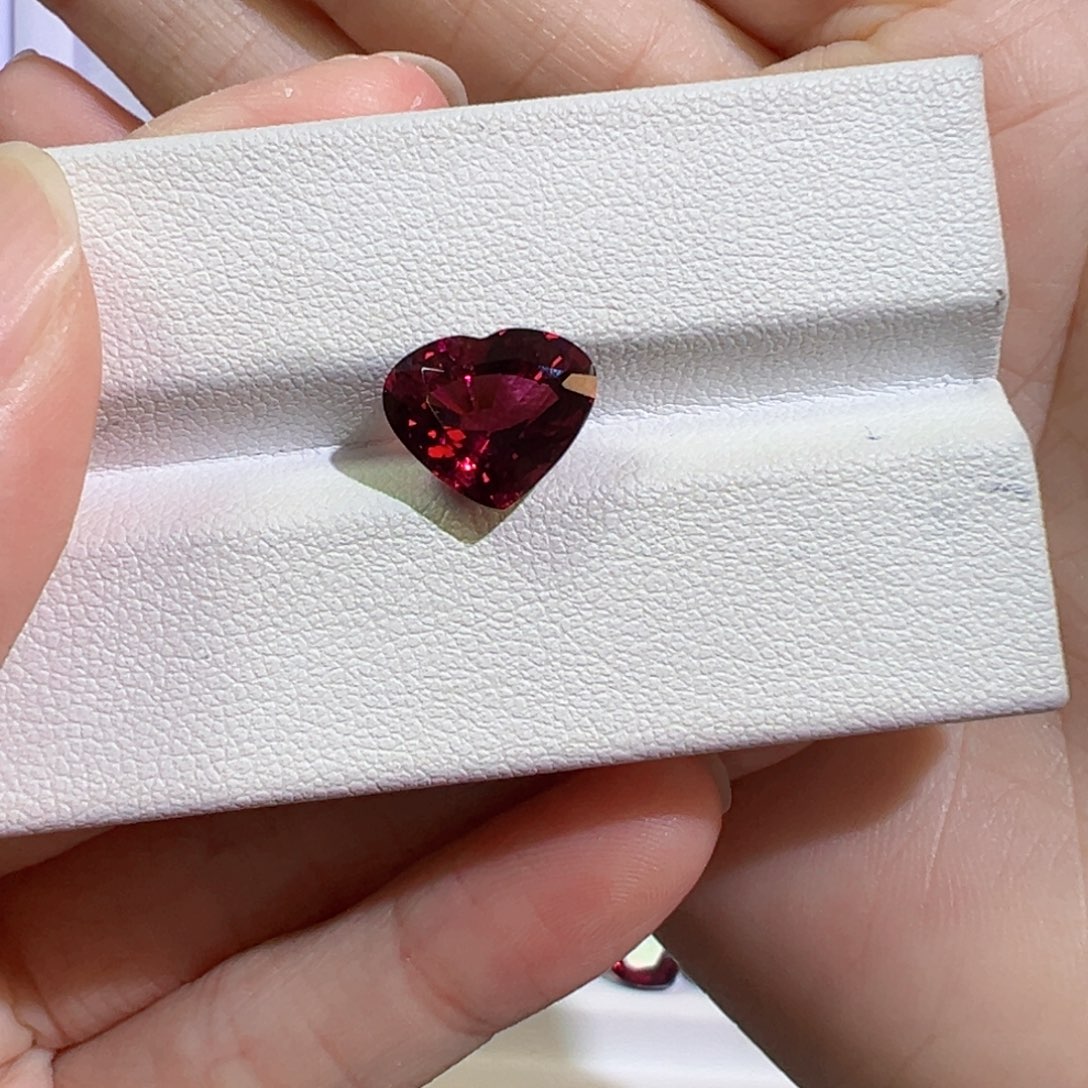 谷***月未镶嵌珠宝半成品石榴石4.6ct镁铝