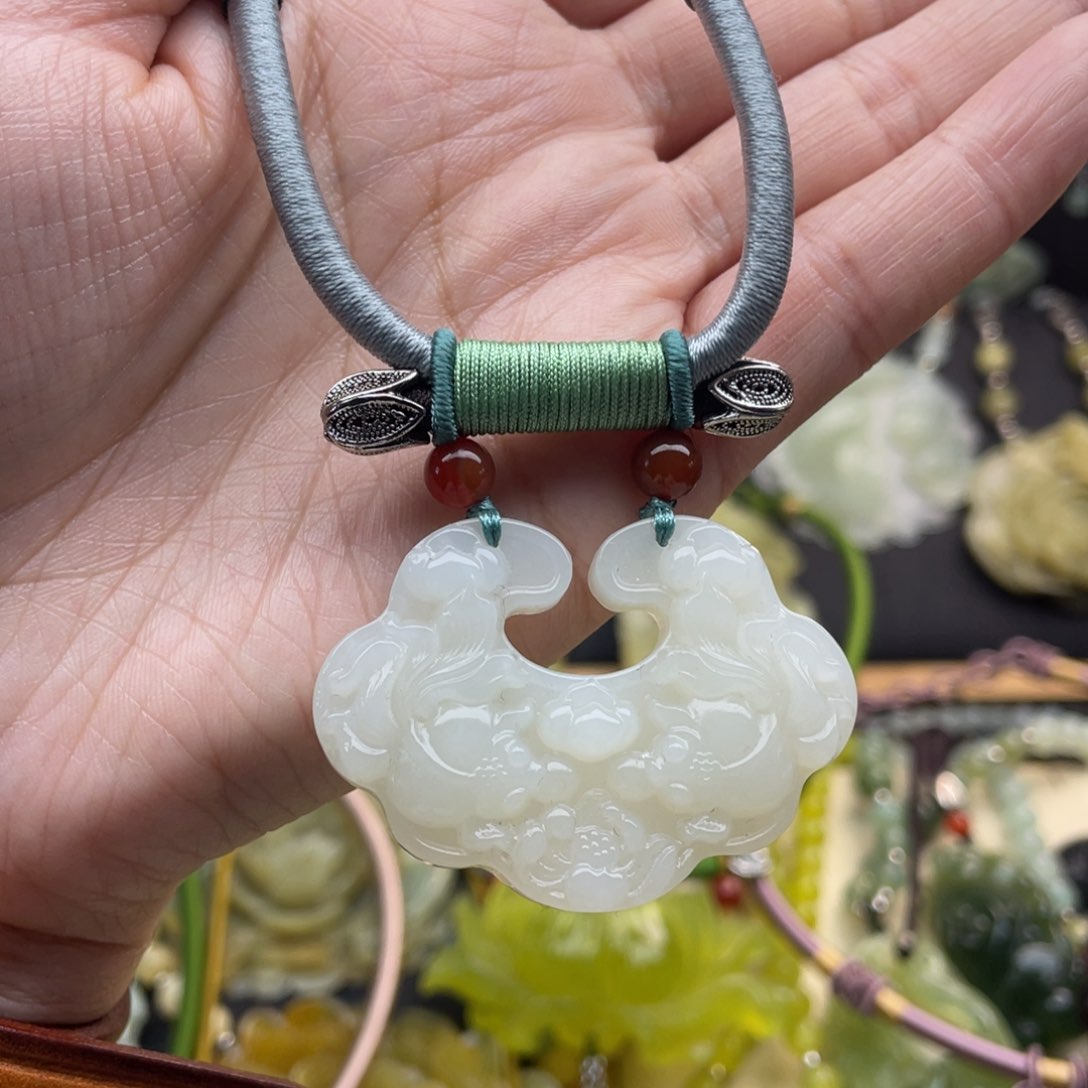 蛇纹石玉颈饰未镶嵌