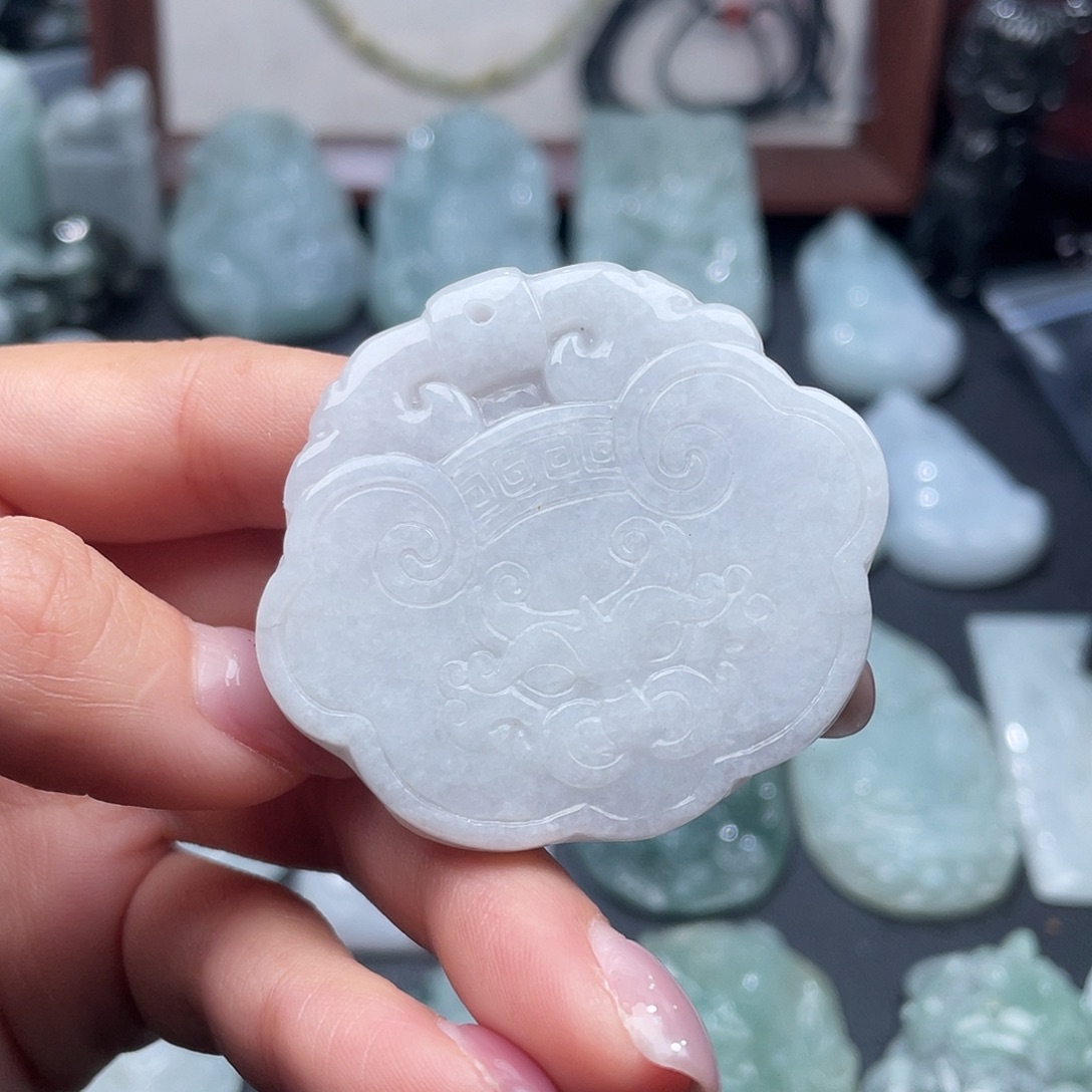 翡翠未镶嵌颈饰有裂