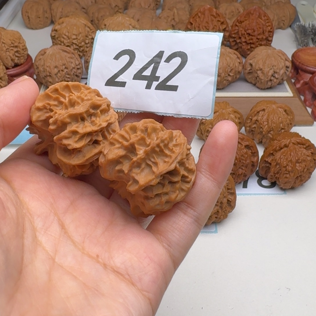 文玩核桃吊坠三棱