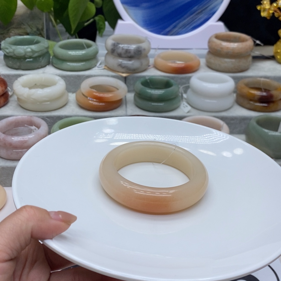 我***王石英质玉未镶嵌手镯