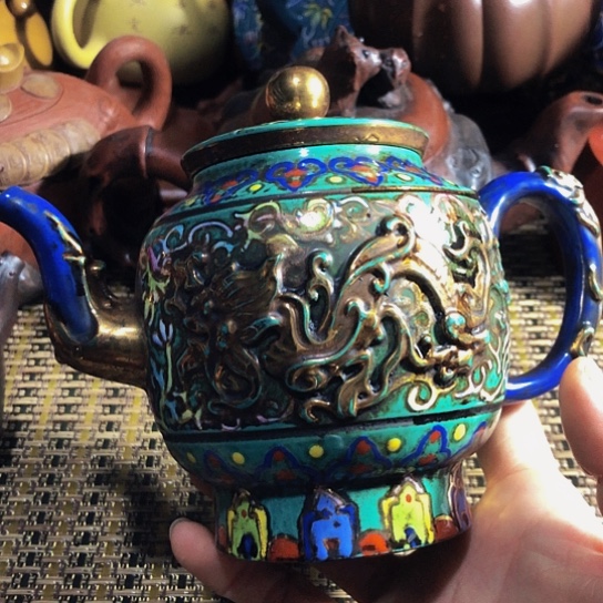 紫砂茶壶圆光泥料手工制作的紫砂壶。