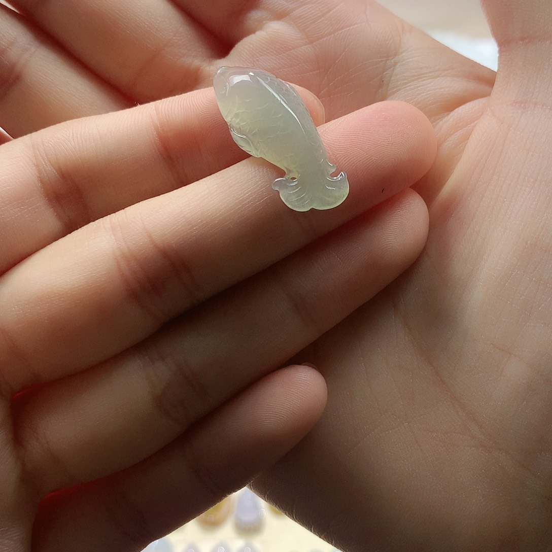 翡翠未镶嵌颈饰鱼