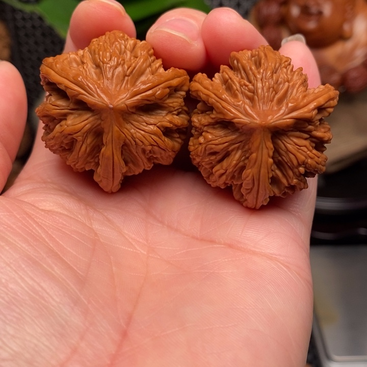 文玩核桃吊坠虎头奔