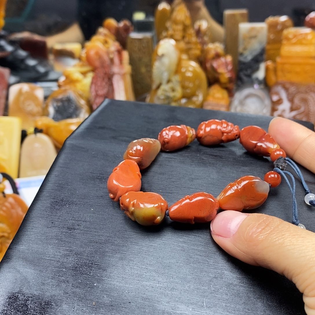 石英质玉（黄龙玉）颈饰未镶嵌