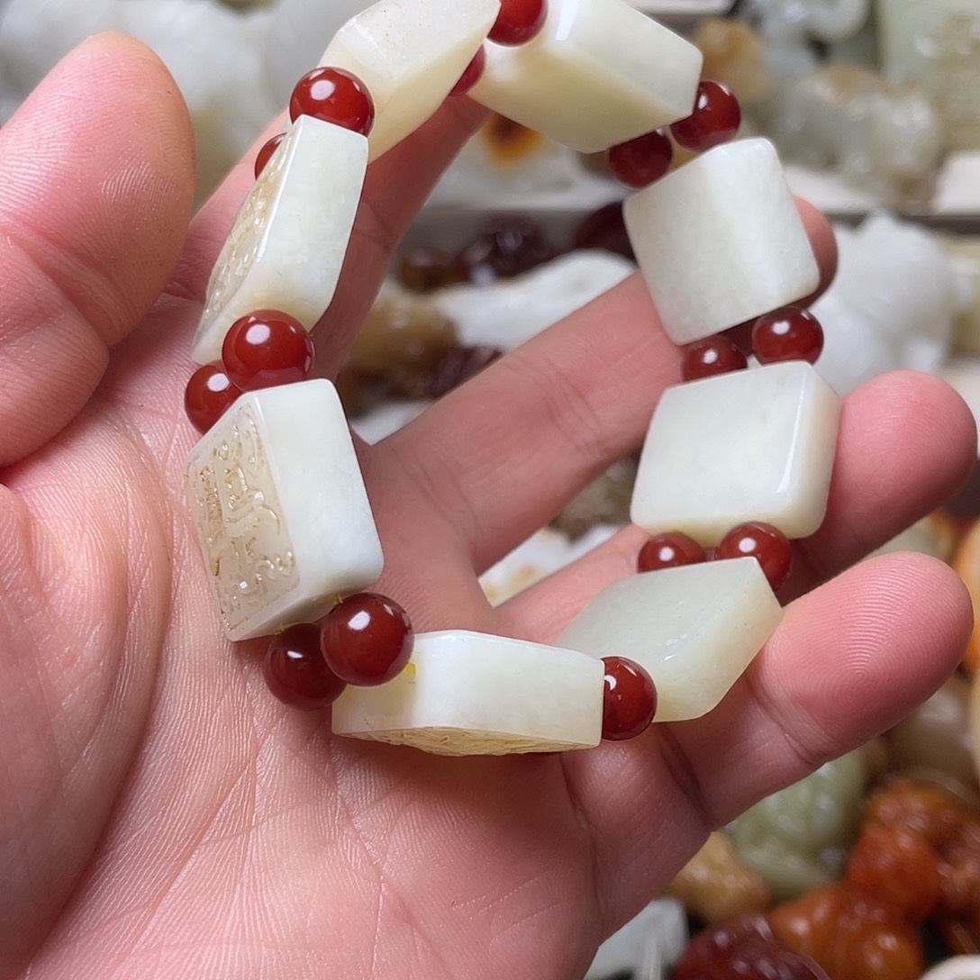 王***萍和田玉未镶嵌颈饰