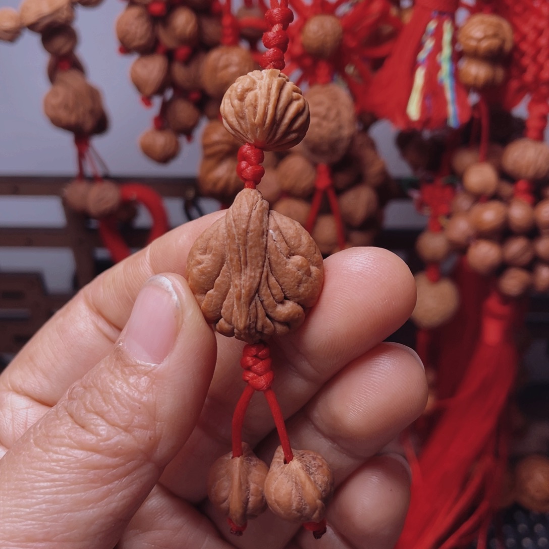 木质类龙纹桃枭挂件