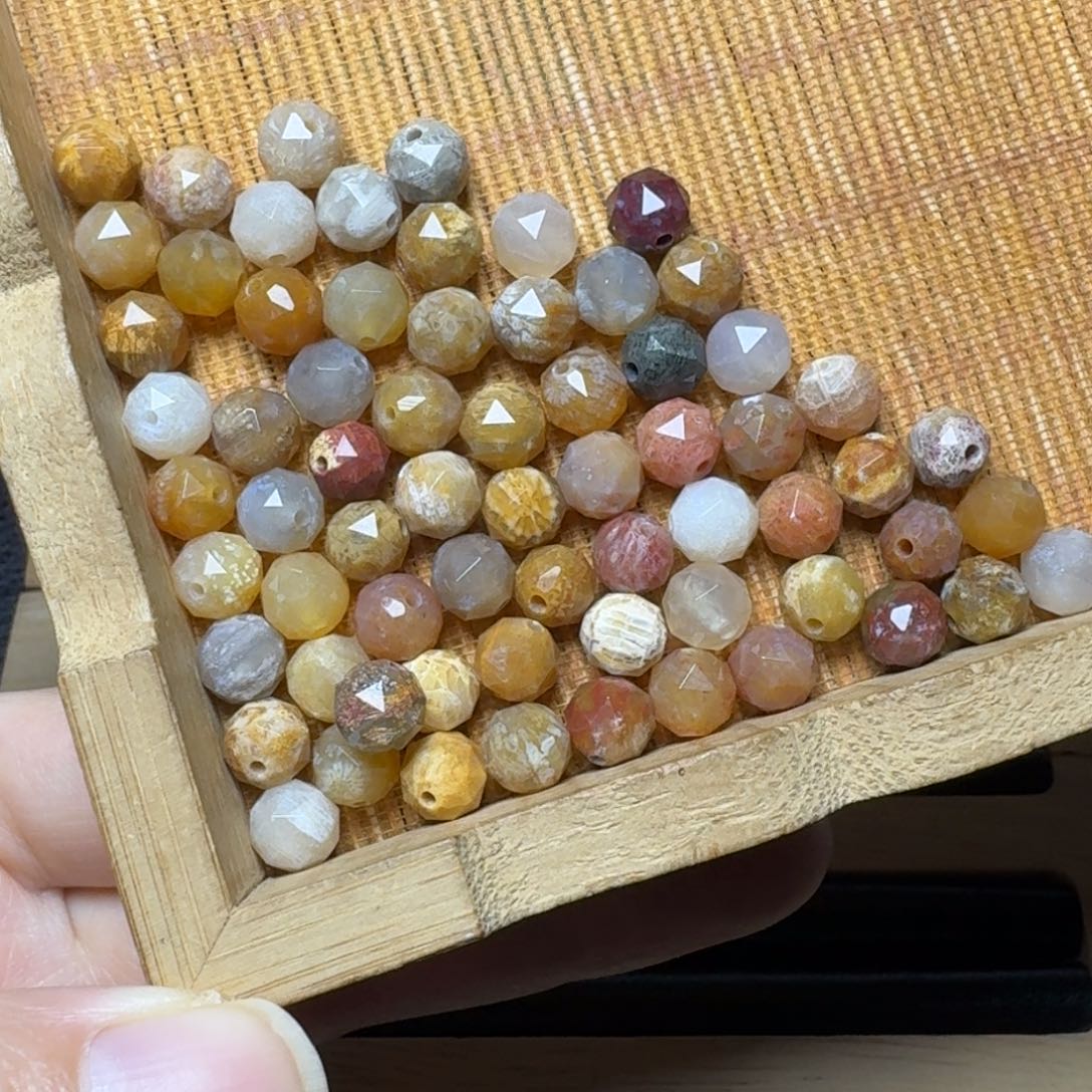 硅化玉多面闪耀钻 石型珠，7左右，30克未镶嵌