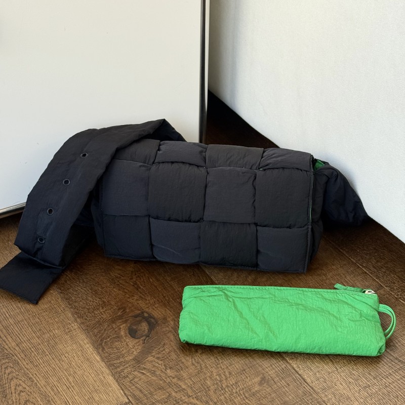 95新 BOTTEGA VENETA/葆蝶家 Azul-黑色尼龙羽绒斜挎包/53584