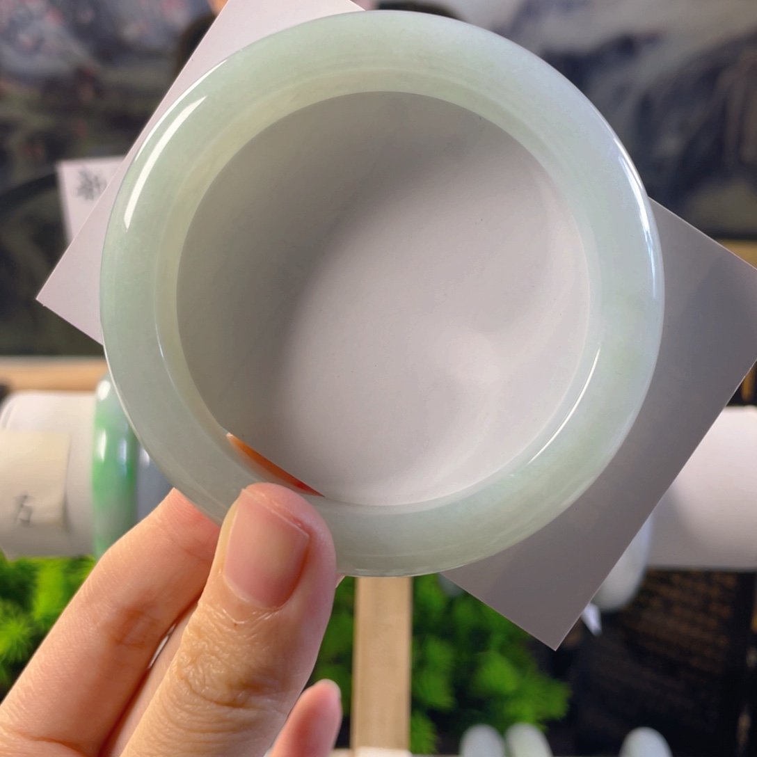 翡翠手镯未镶嵌桐**?