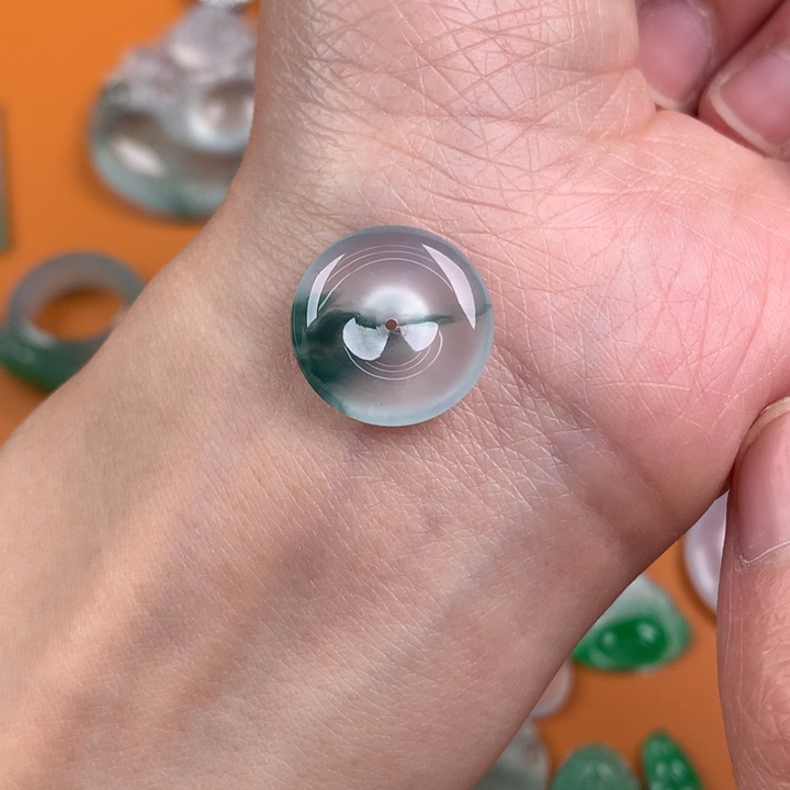 翡翠挂件未镶嵌…..