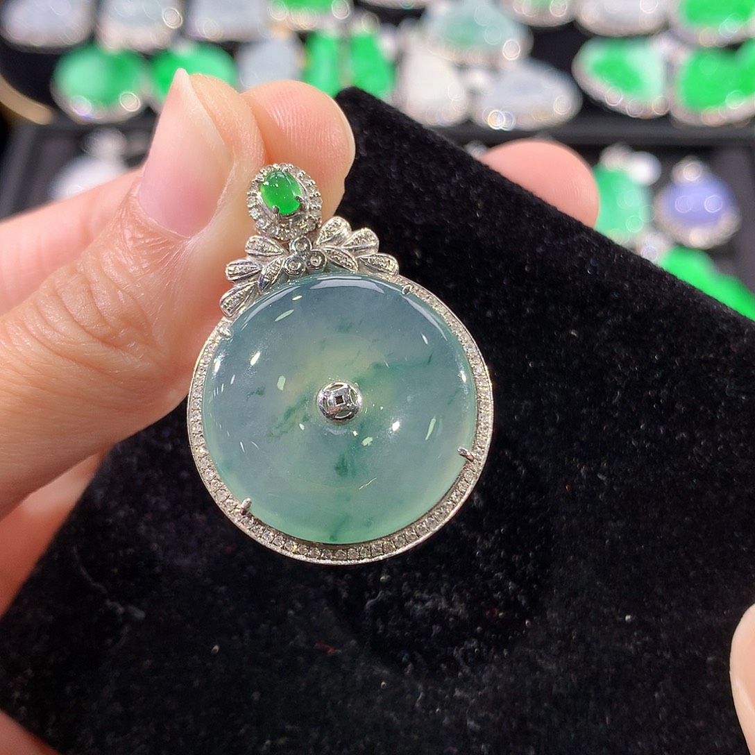 翡翠18K金镶嵌颈饰